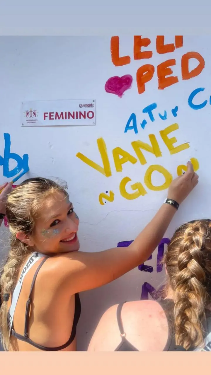 Vanessa pintando o próprio nome num muro, na época da graduação